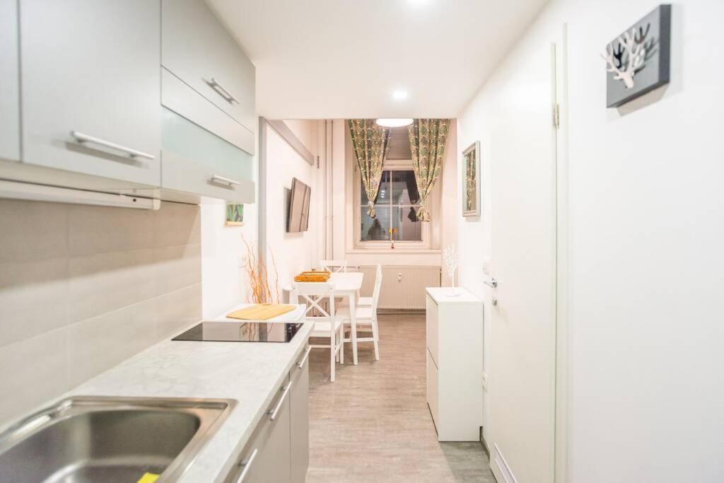 Apartma N'Poznam Tobacna Ljubljana Buitenkant foto